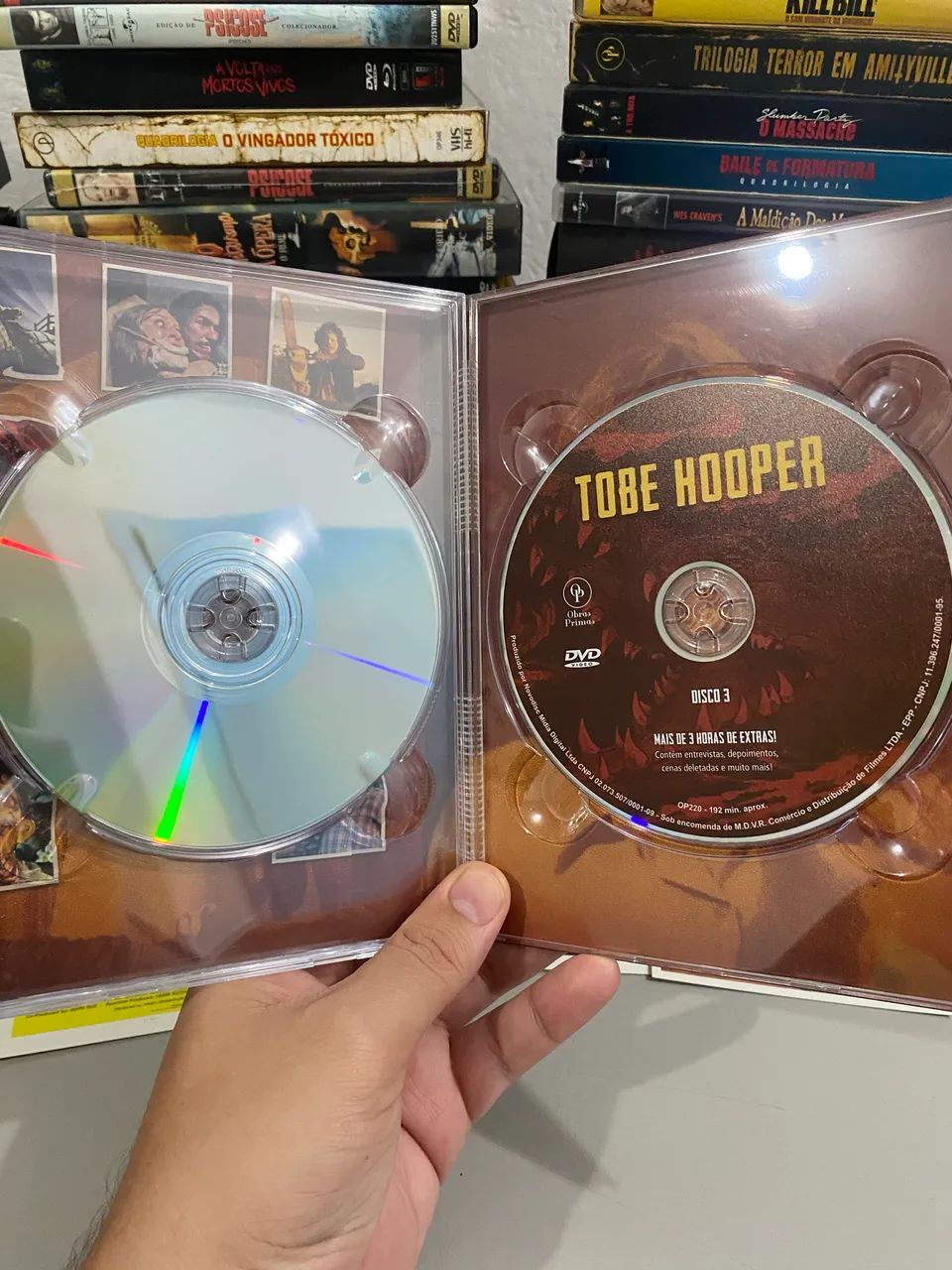 Box DVD Tobe Hooper - 2 discos 4 Cards: Massacre da Serra Elétrica  - Foto 4