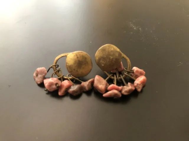 Disco dourado envelhecido, pedras brutas rosa.