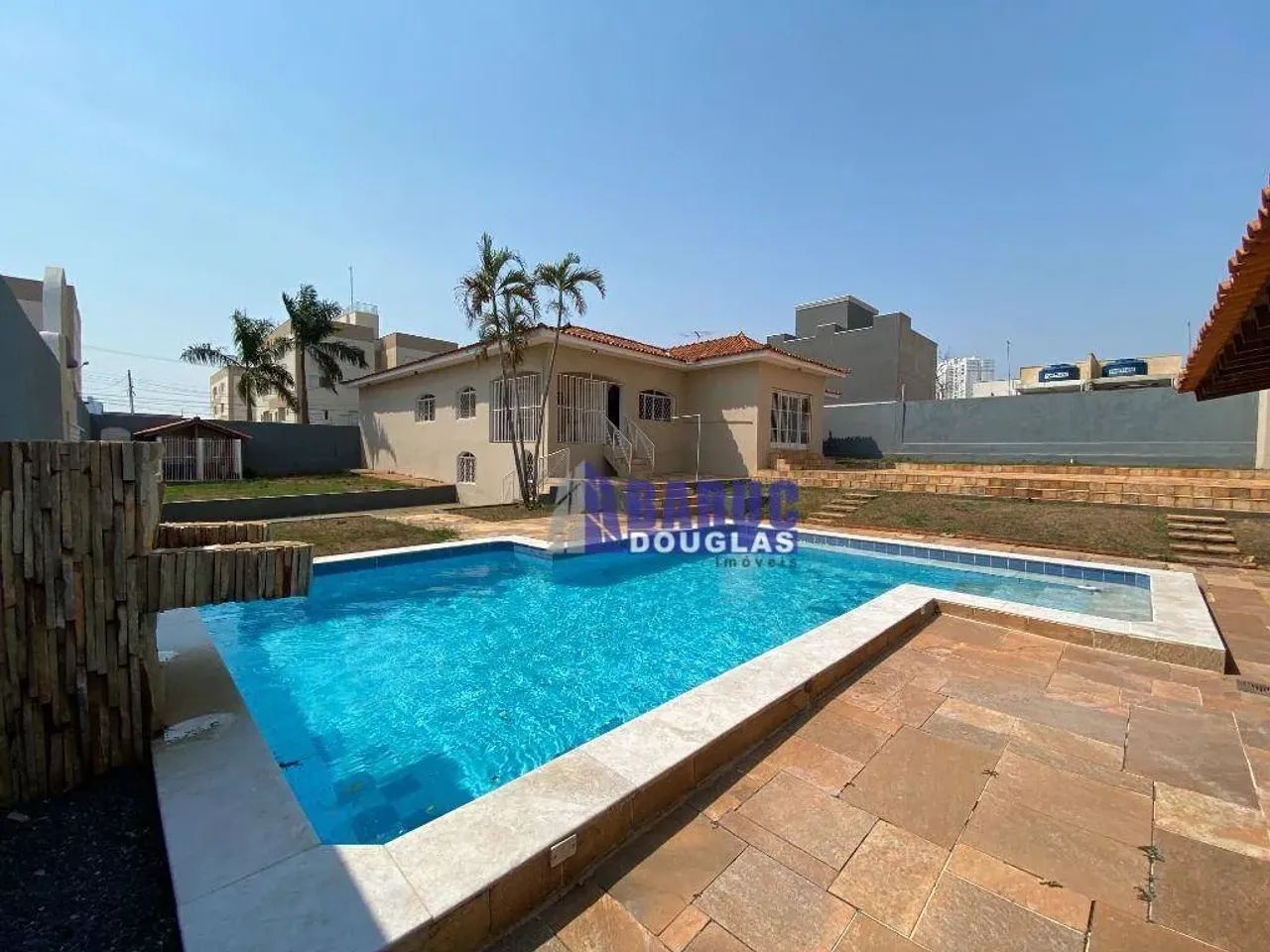 ALUGA-SE Casa comercial, 3 terrenos com total 1.350m2 de terreno de esquina, com 5 quartos