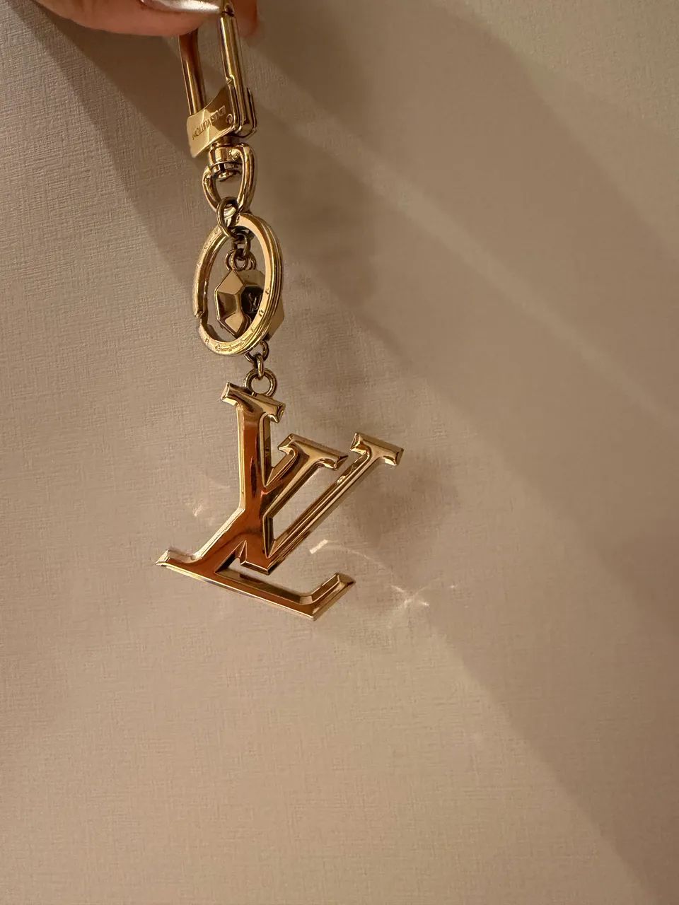 Chaveiro Louis Vuitton Facettes Dourado - Foto 5