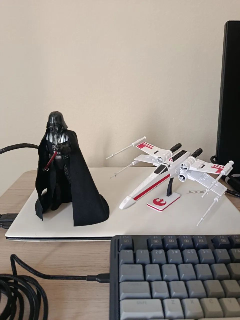 bonecos de star Wars e cenário,nave, capacete  - Foto 2