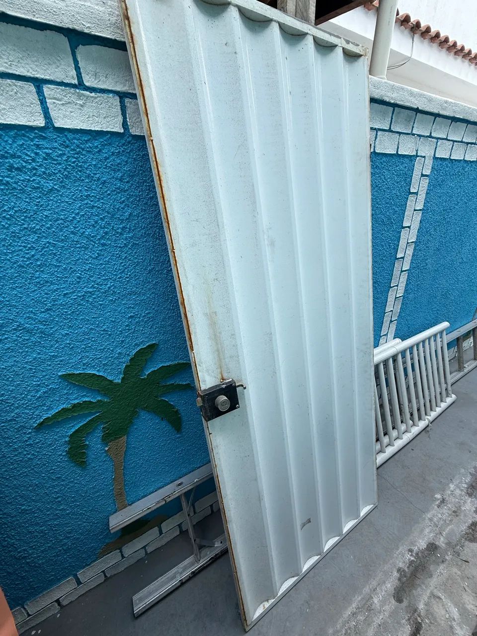 Portão de Ferro Branco com Fechadura - Foto 2
