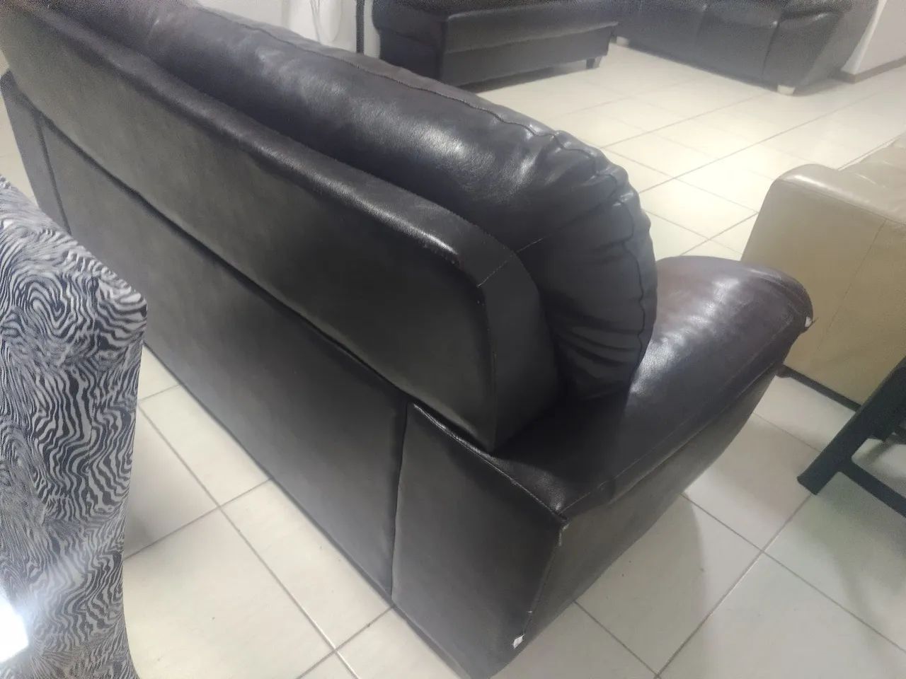 Sofá de couro confortável 03 lugares  - Foto 5