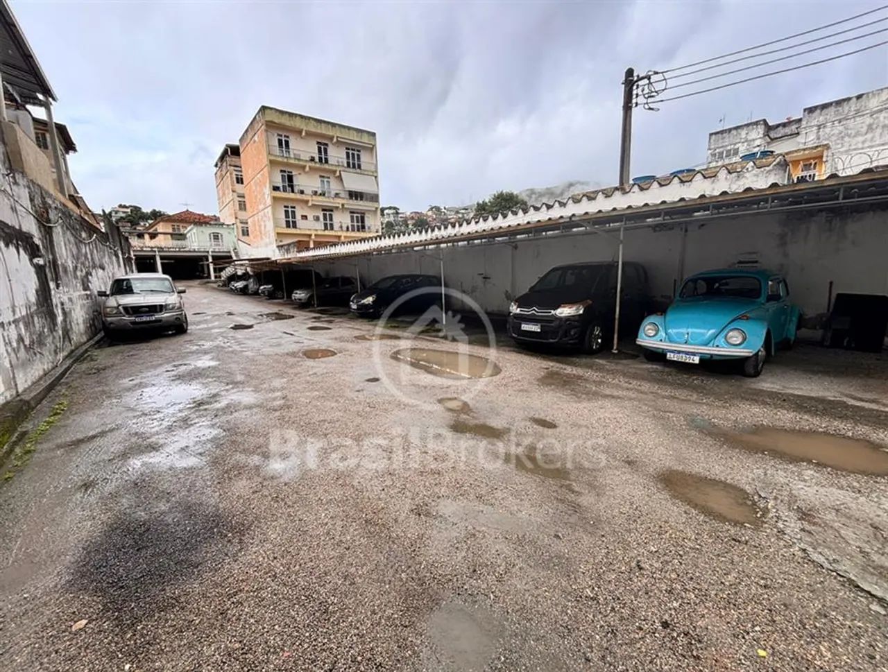 Terreno usado como estacionamento