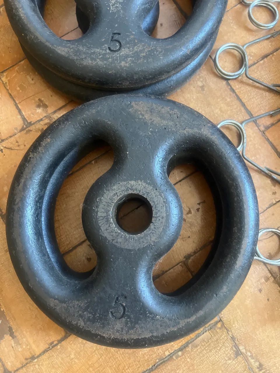 2 Halteres com 4 anilhas de 5k de ferro  - Foto 2
