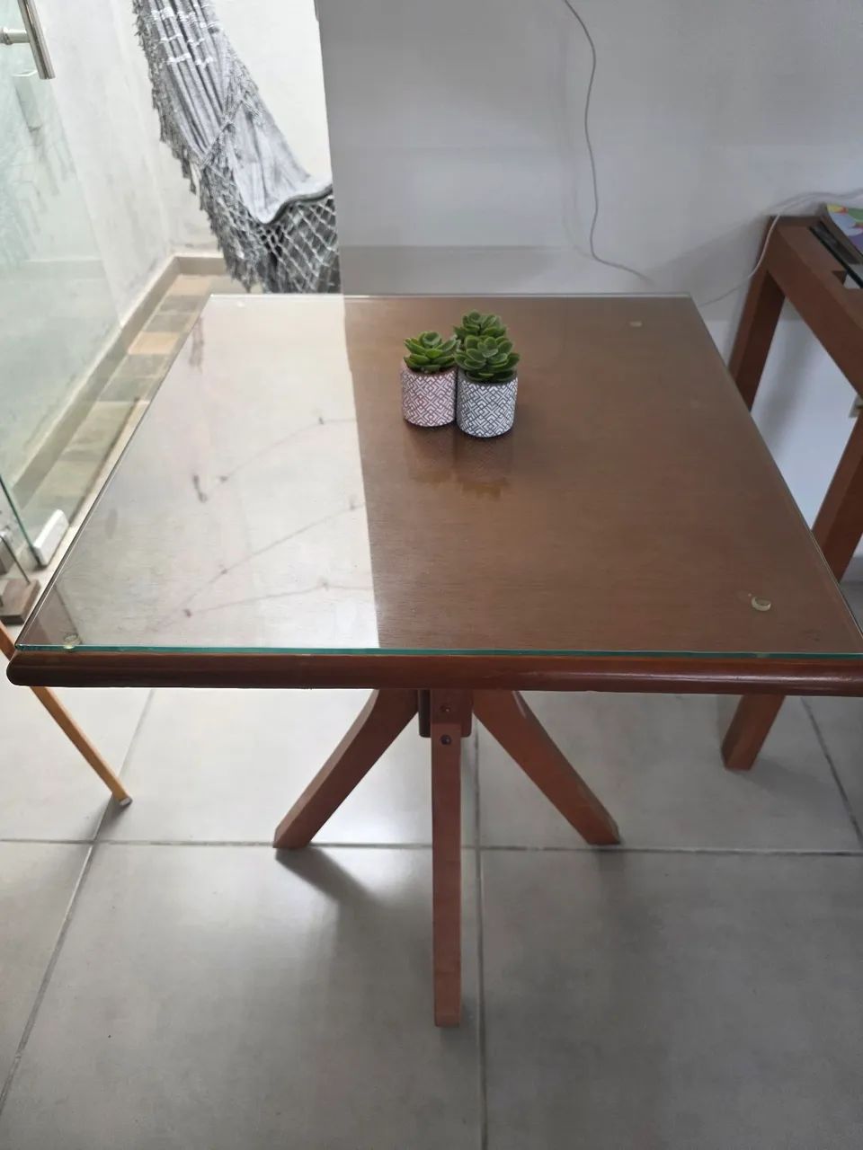 Mesa em madeira de 60x60 com tampo de vidro  - Foto 3