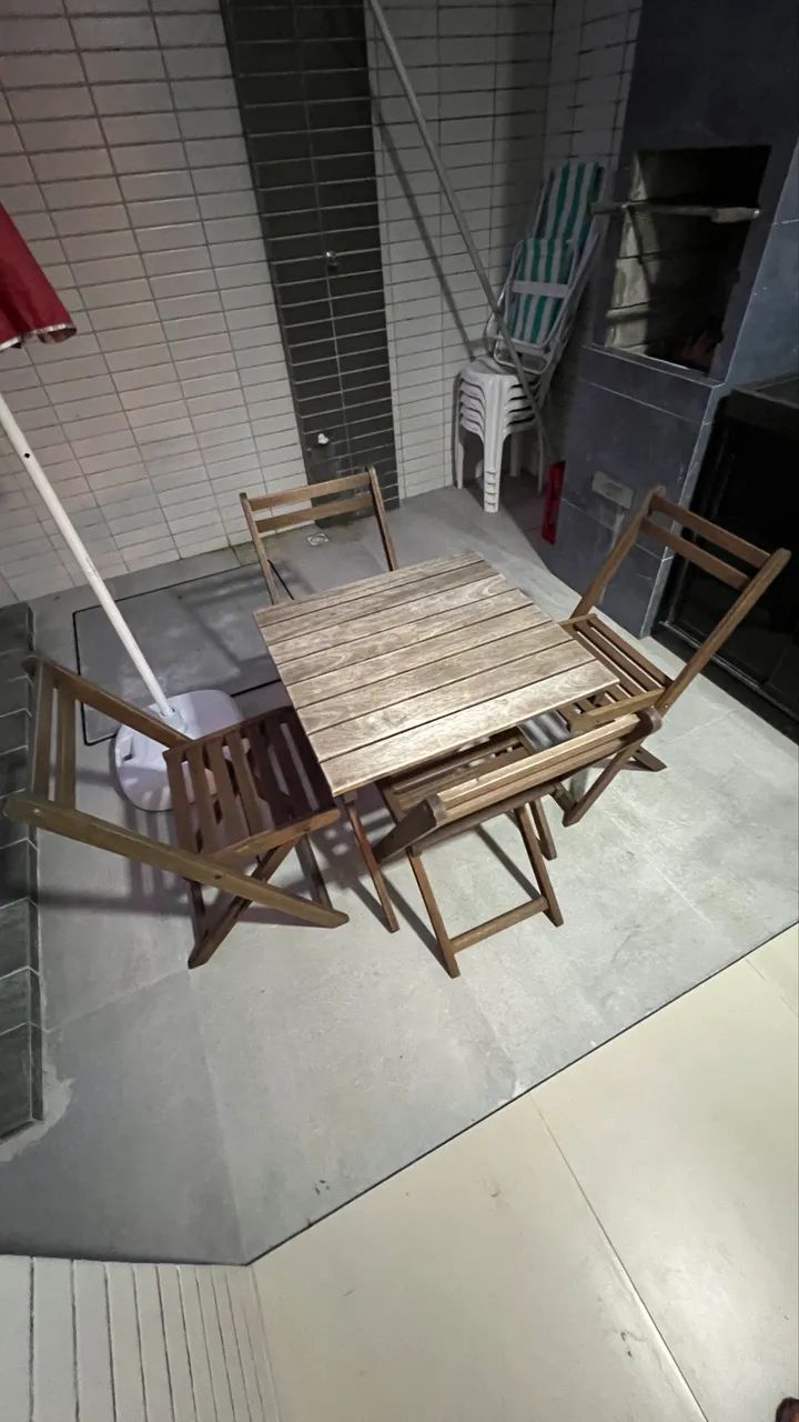 Mesa de madeira com cadeiras Tokstok