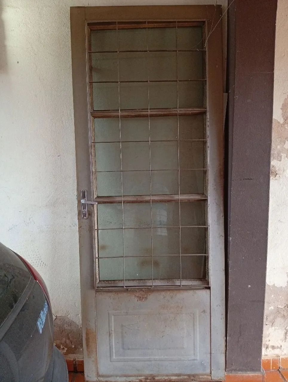 PORTA DE AÇO COM FECHADURA E CHAVE