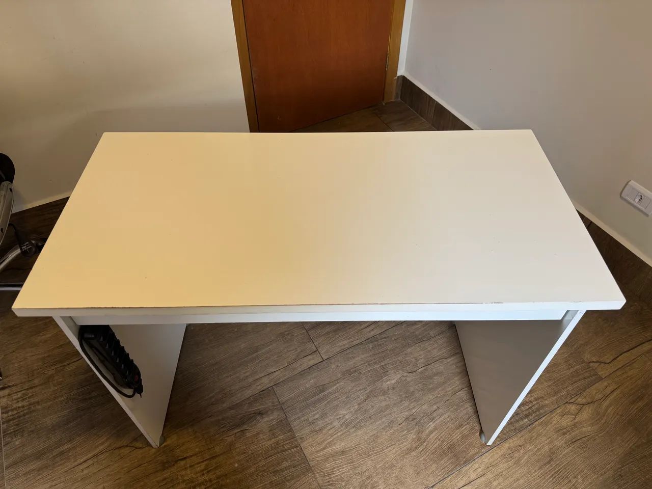 Mesa de escritório com gaveta