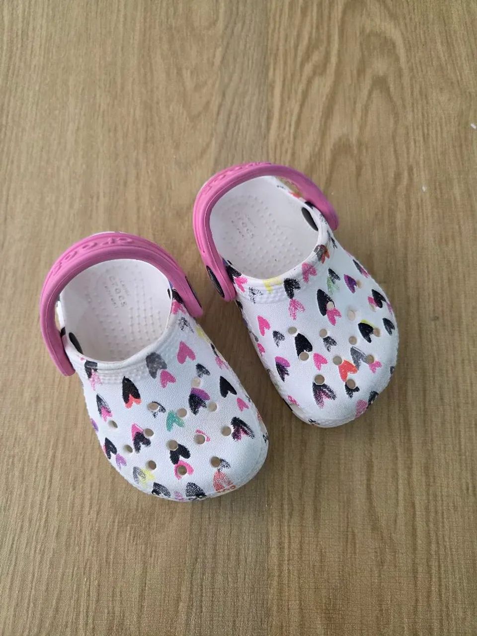 crocs infantil branco e rosa corações 22