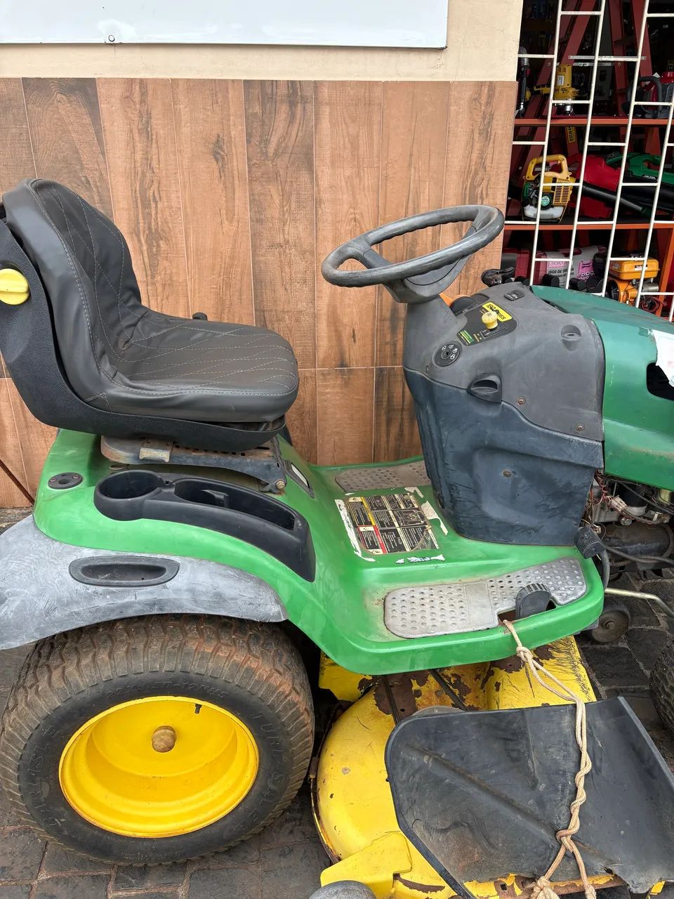 trator cortador de grama da John Deere 