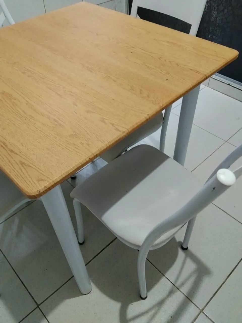 Mesa tampo granito 4 cadeiras plotado com vinil amadeirado - Foto 5