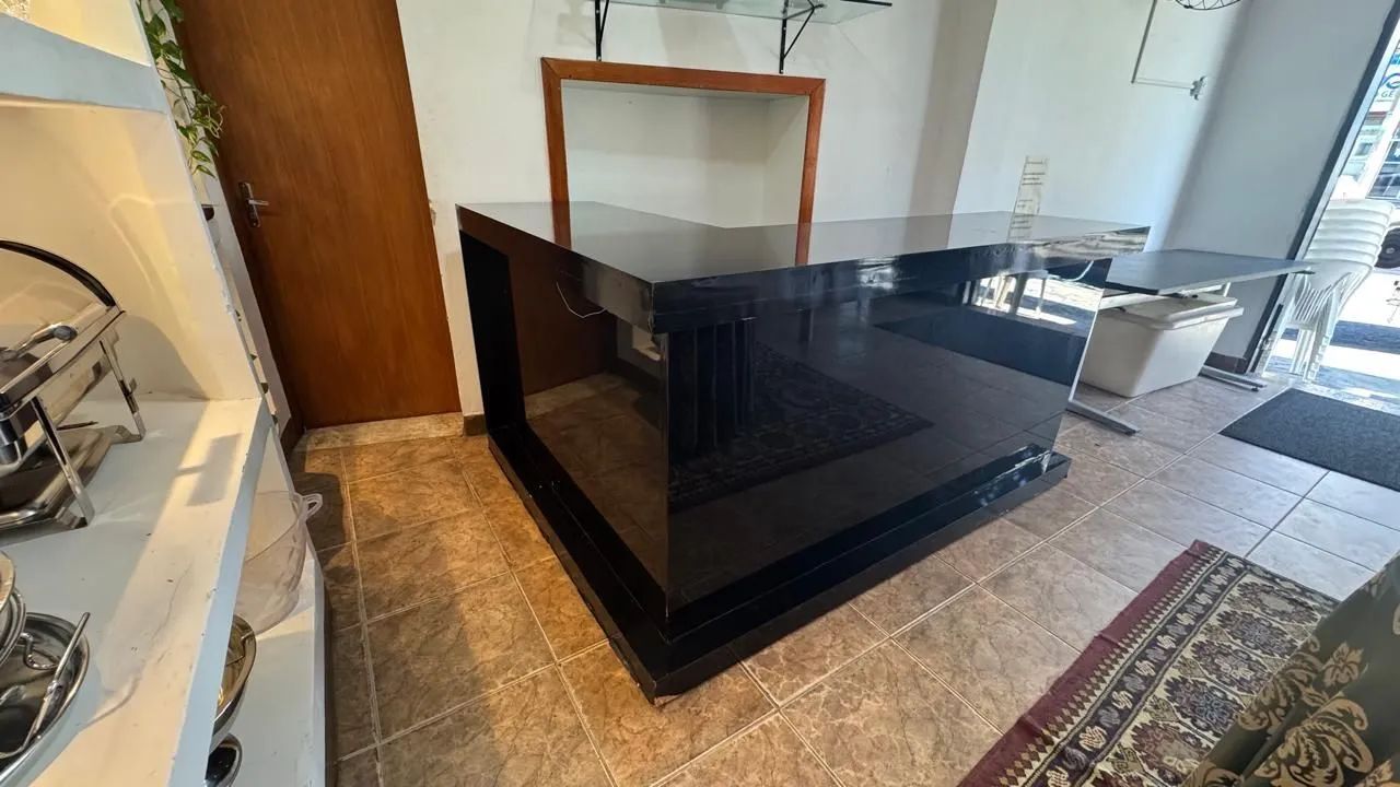Barzinho preto com rodinha