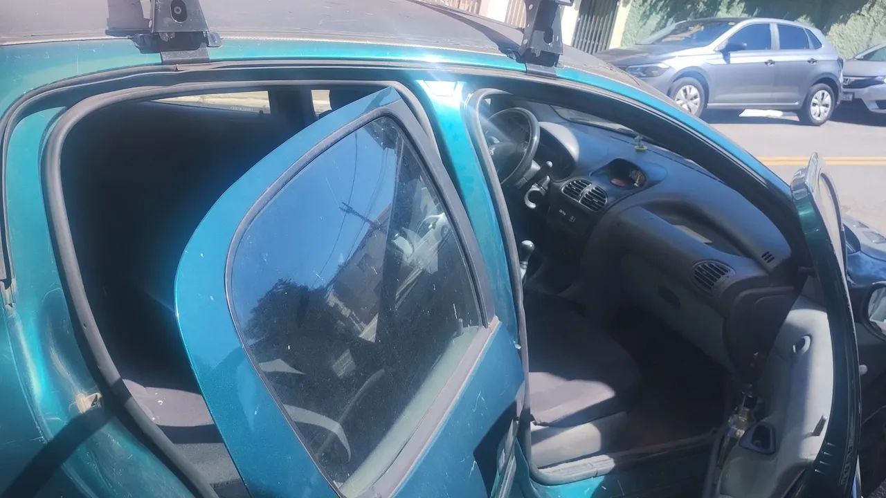 Peugeot verde  4 portas ano 2000 2001 