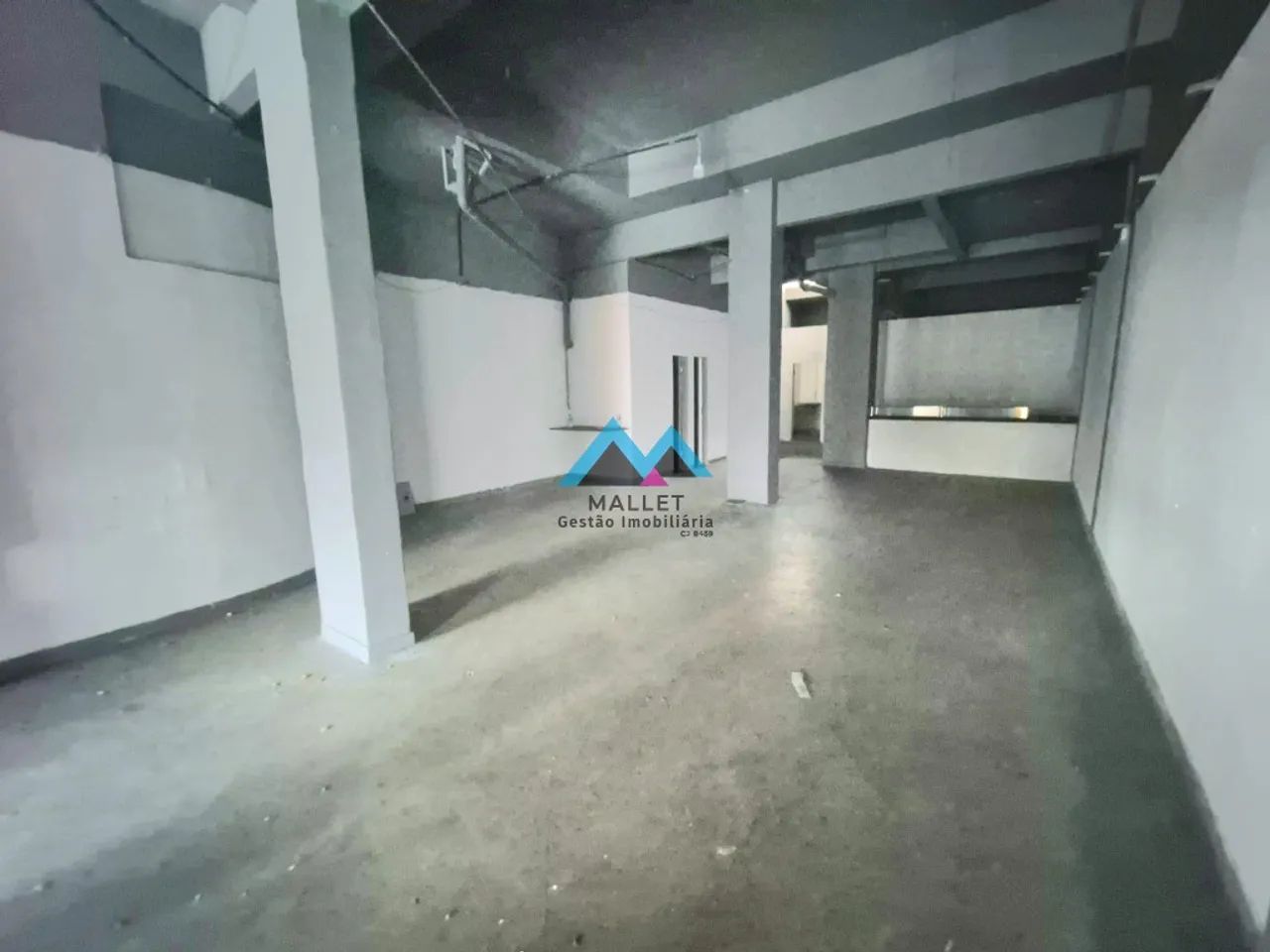 Loja ampla, com 265 m², para venda e locação no Humaitá.