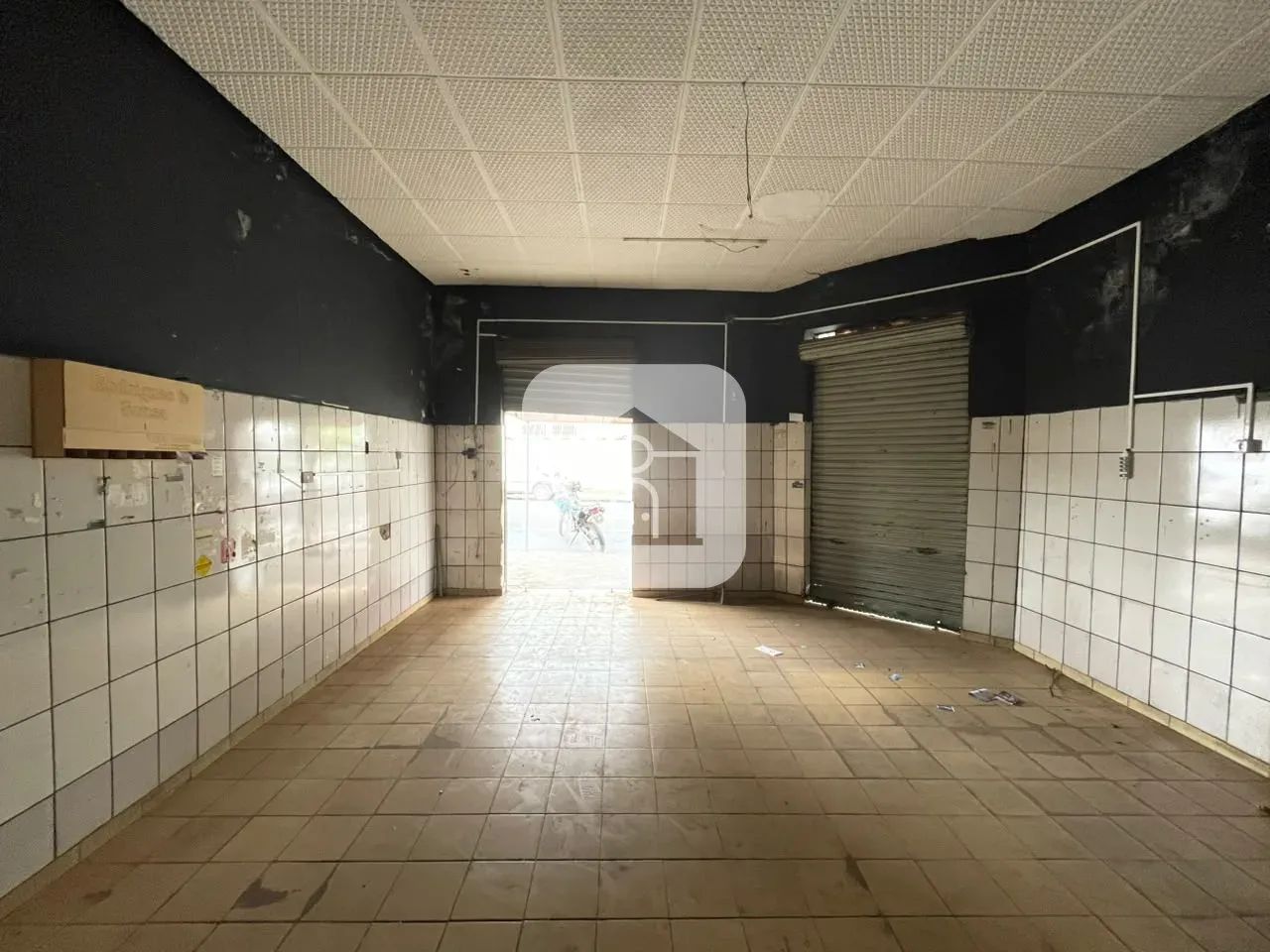 Cômodo comercial com 50m² para locação no bairro Osvaldo Rezende