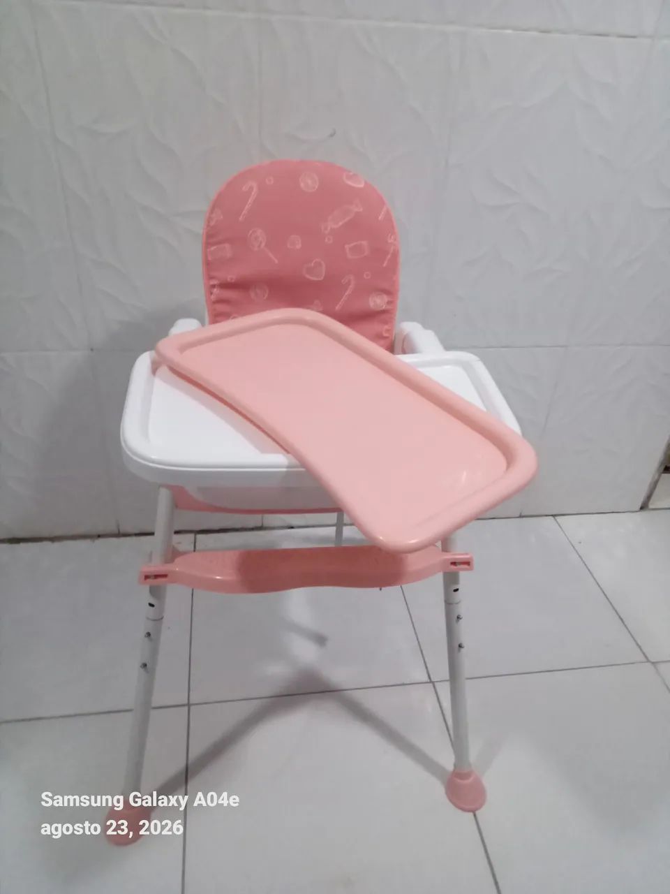 Cadeira de alimentação novinha  - Foto 4