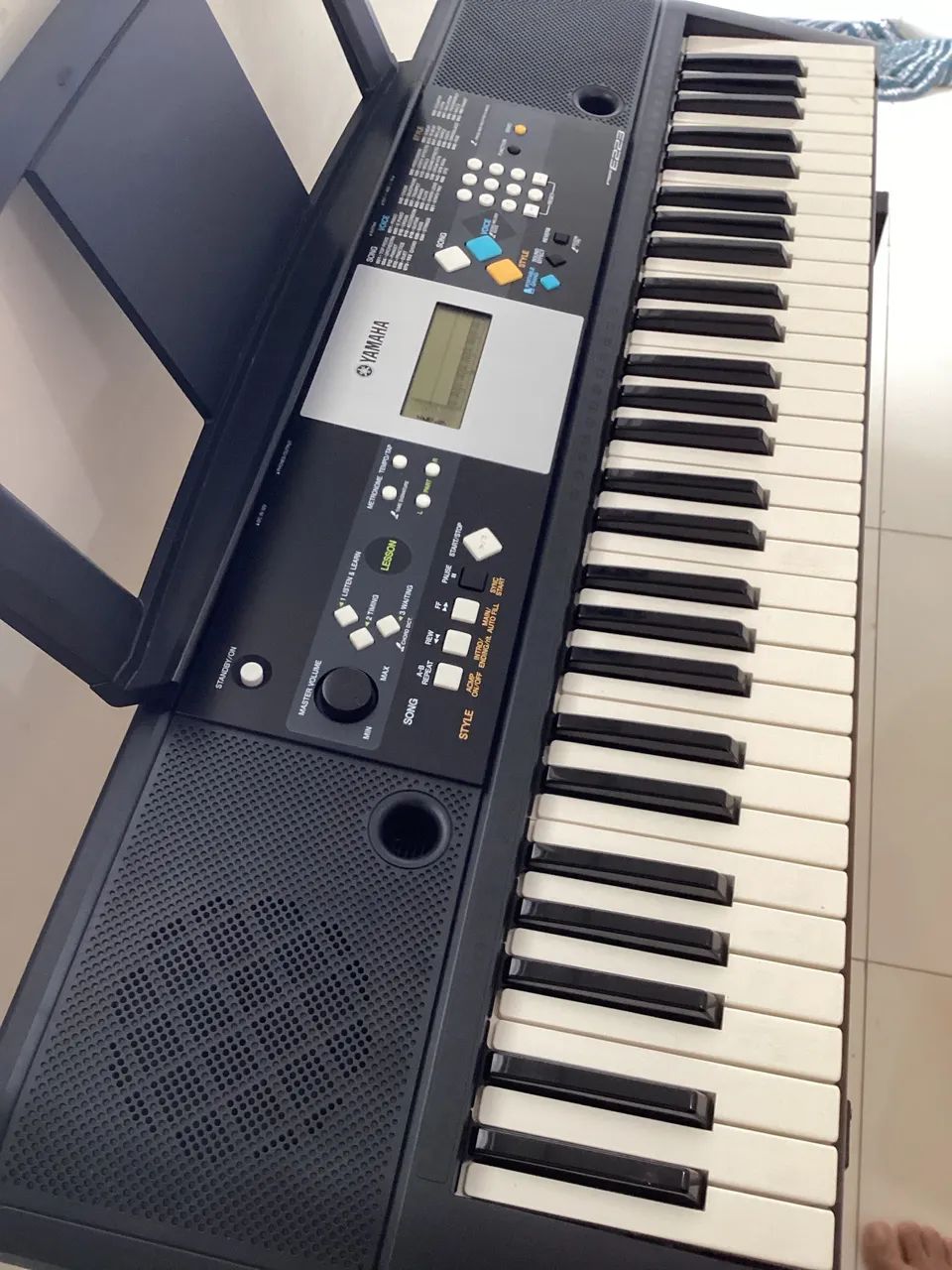 Teclado YAMAHA PSR E223 - Foto 2