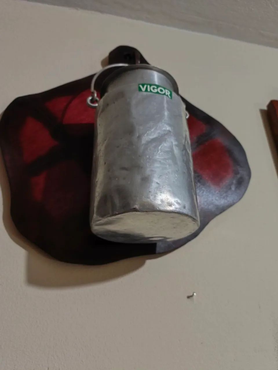 Leiteira antiga em alumínio em placa decorativa. - Foto 6