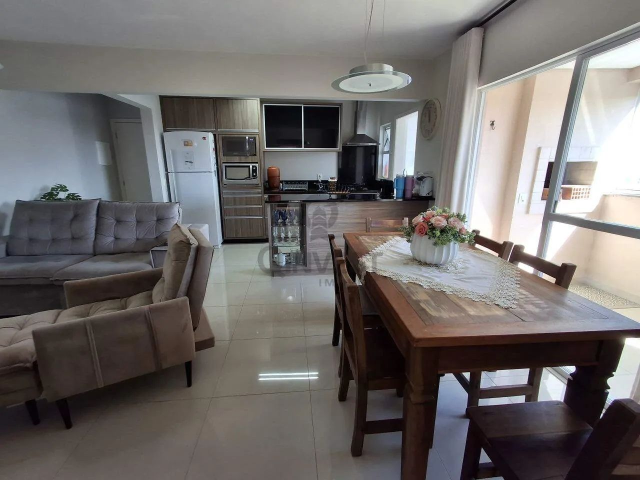 Apartamento no centro com 03 Quartos sendo 01 suíte