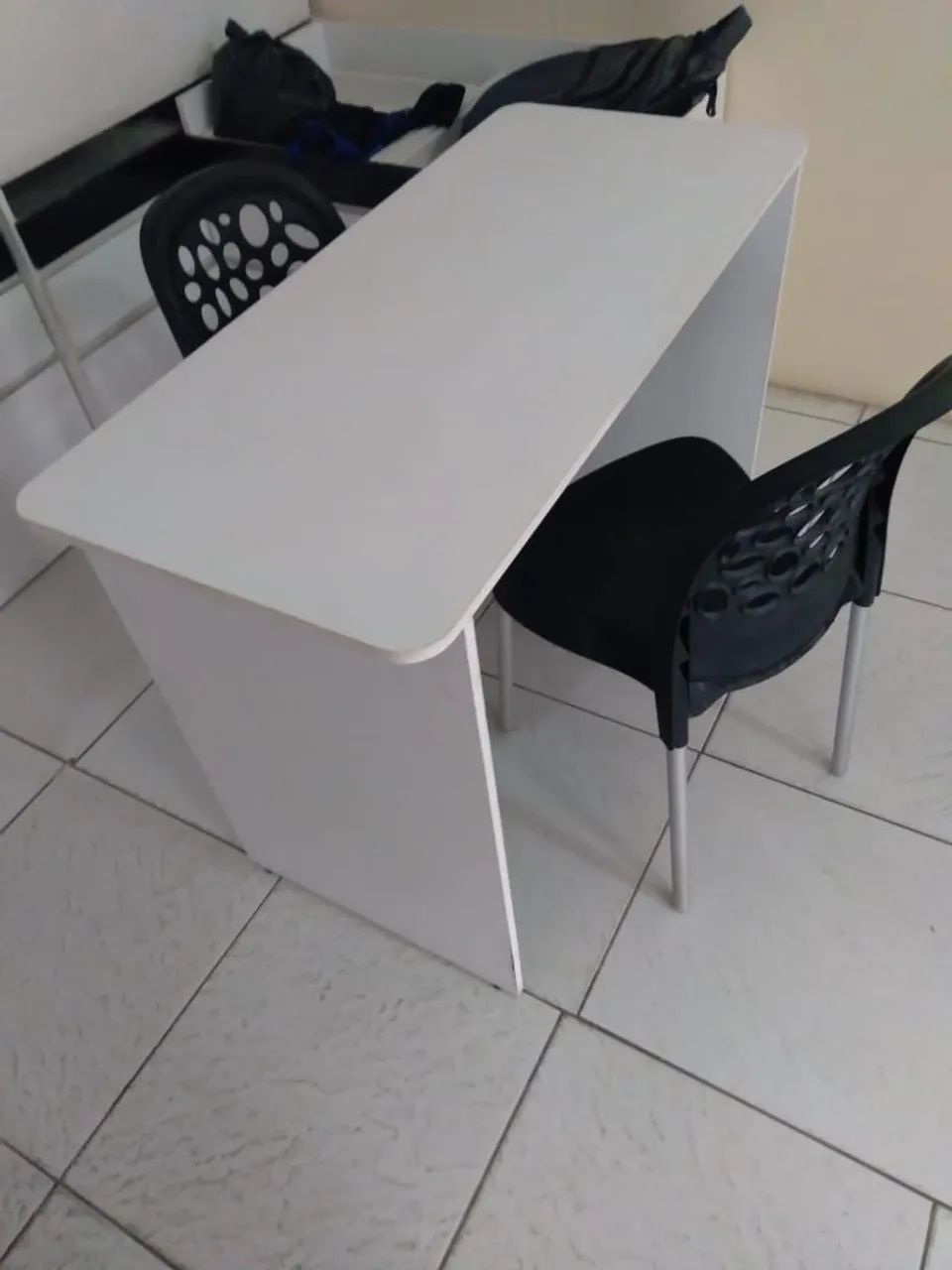 Mesa de escritório com 2 cadeiras