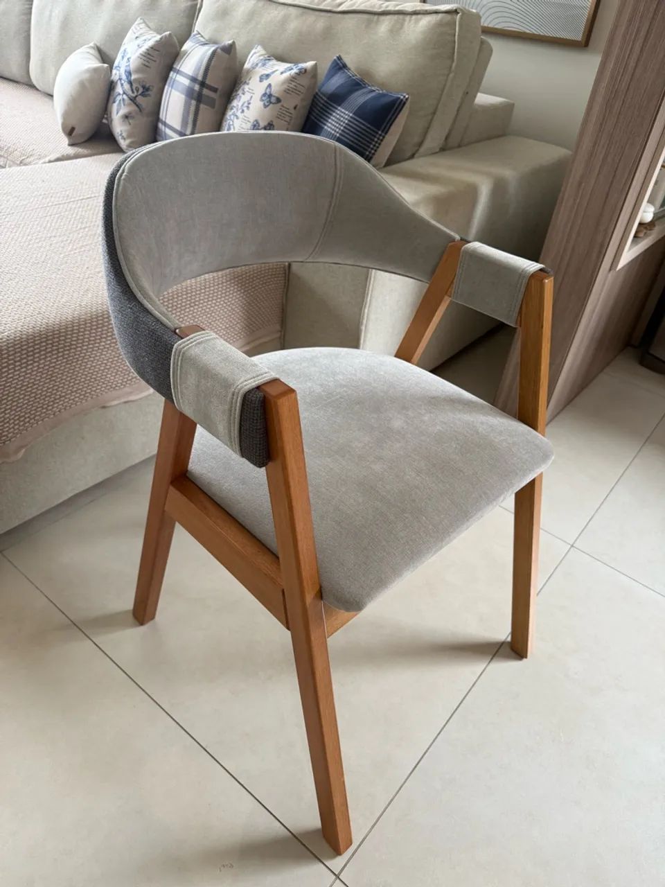 Conjunto 2 Poltronas/Cadeiras Estofadas em Madeira - Modernas