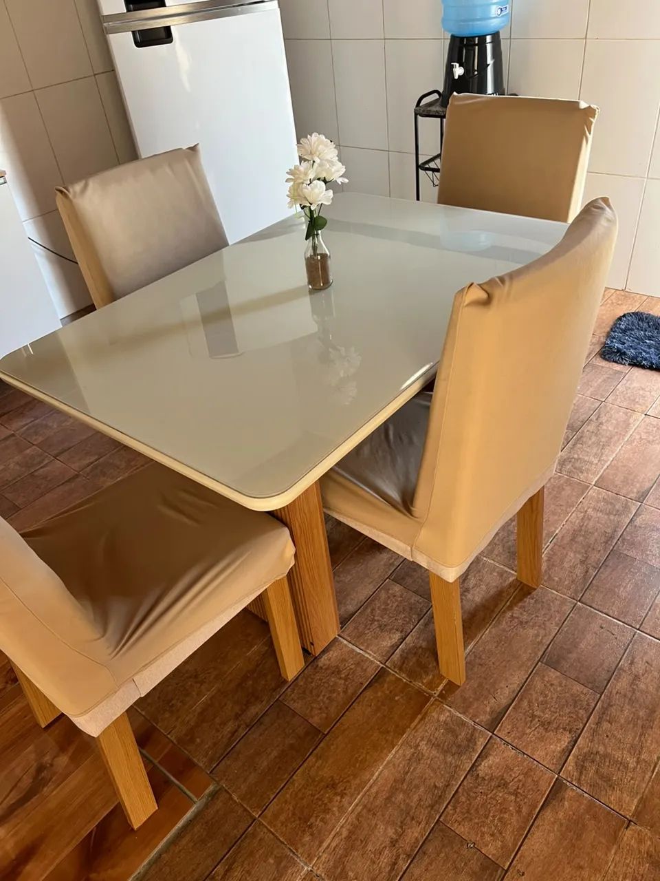 Vendo mesa com 4 cadeira  - Foto 3