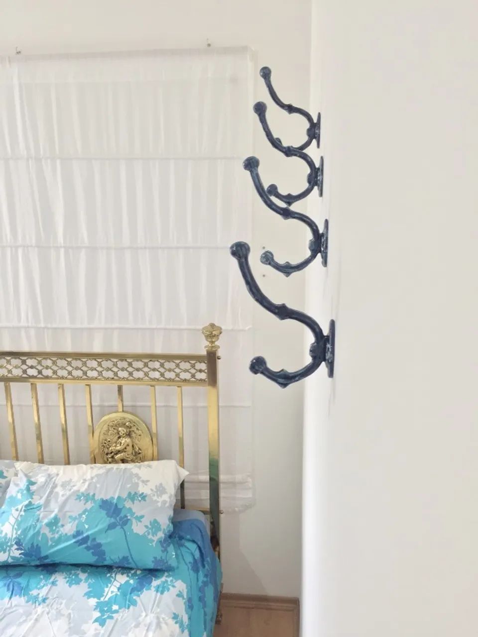 Cama de latão dourado com temática de anjos - Foto 2