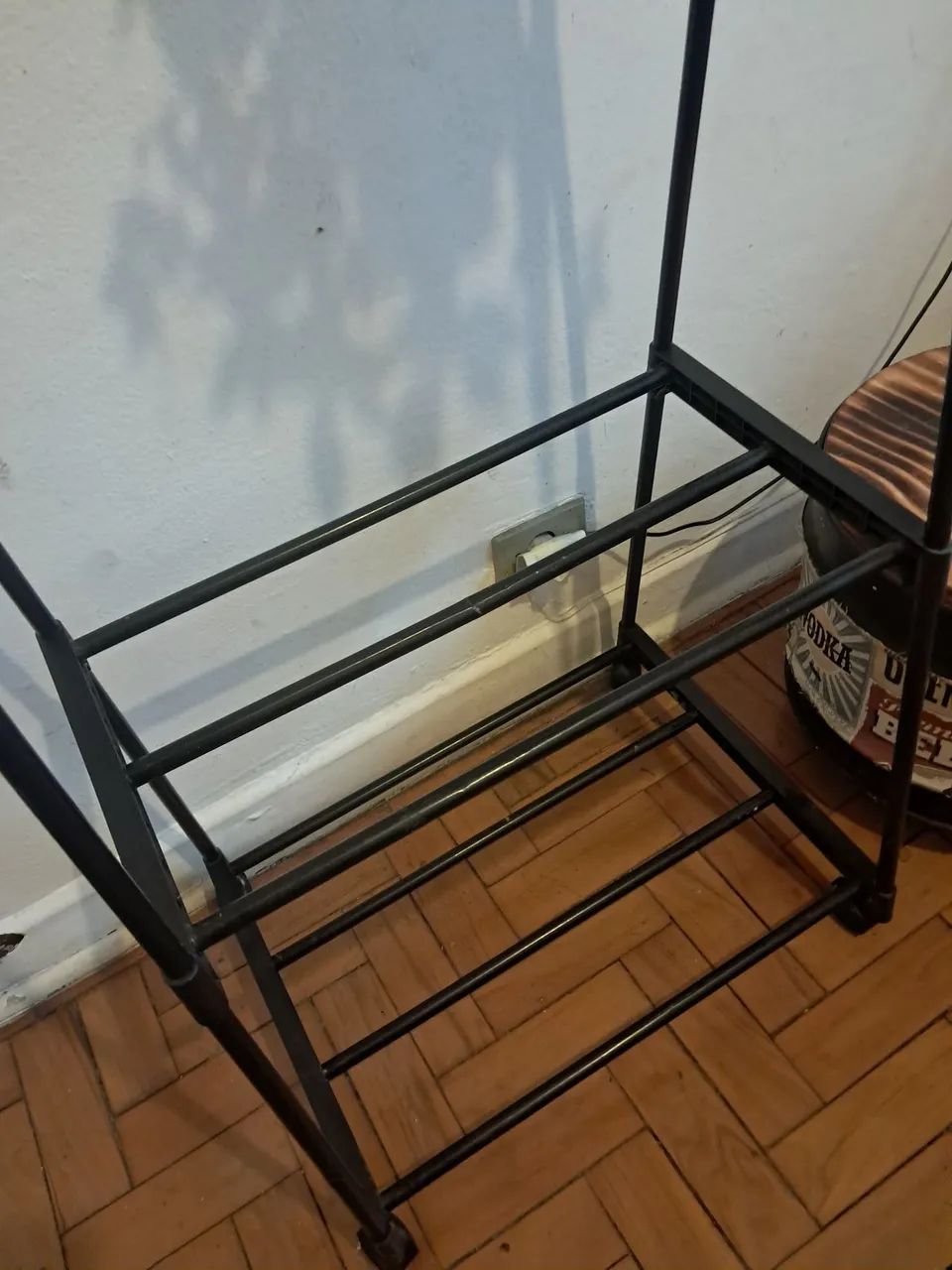 Cabideiro Metal Preto com rodízios e duas prateleiras  - Foto 3