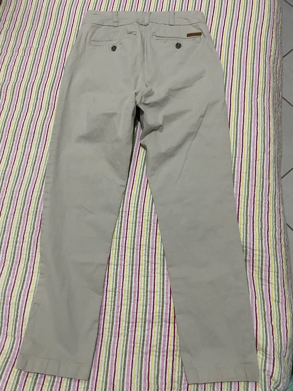 Calça social bege masculina marca acostamento