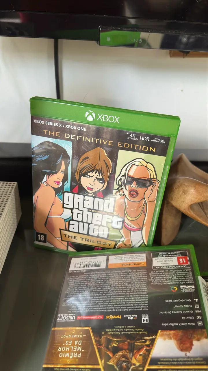 Xbox One com controles e jogos 