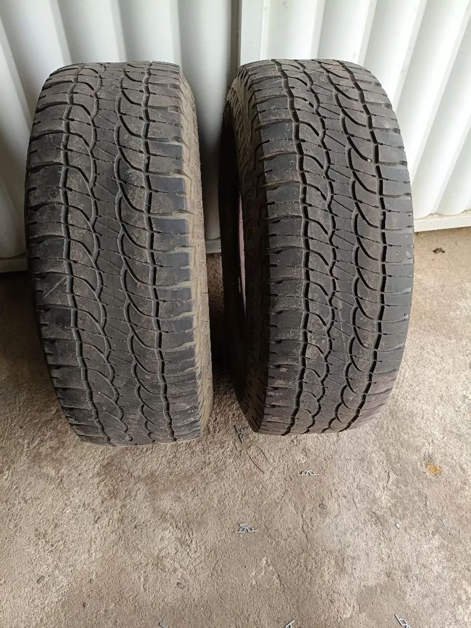 Vendo esses dois pneus aro 265/70 R16
