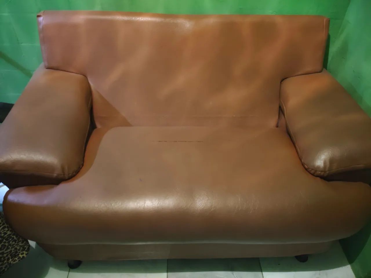 Sofá 2 lugar com cupim, almofada, mais de 5 anos, sem rasgos  - Foto 2