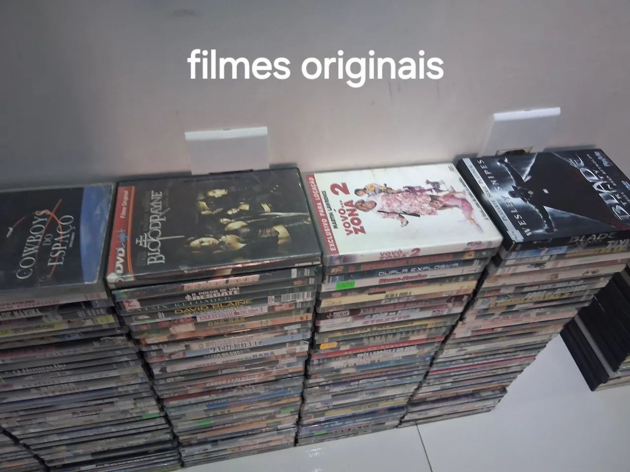 Vendo 200 DVDs originais 