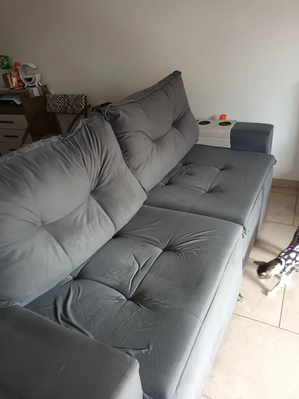 Vendo sofá/ cama retrátil 4 lugares. Cor cinza em perfeito estado  - Foto 2