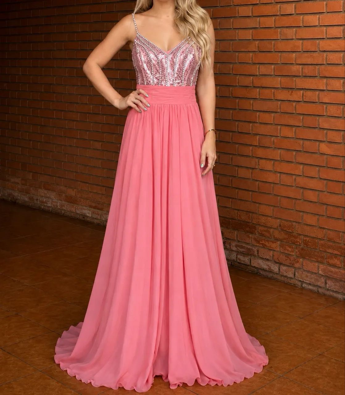 Vestido longo de festa bordado com bojo 