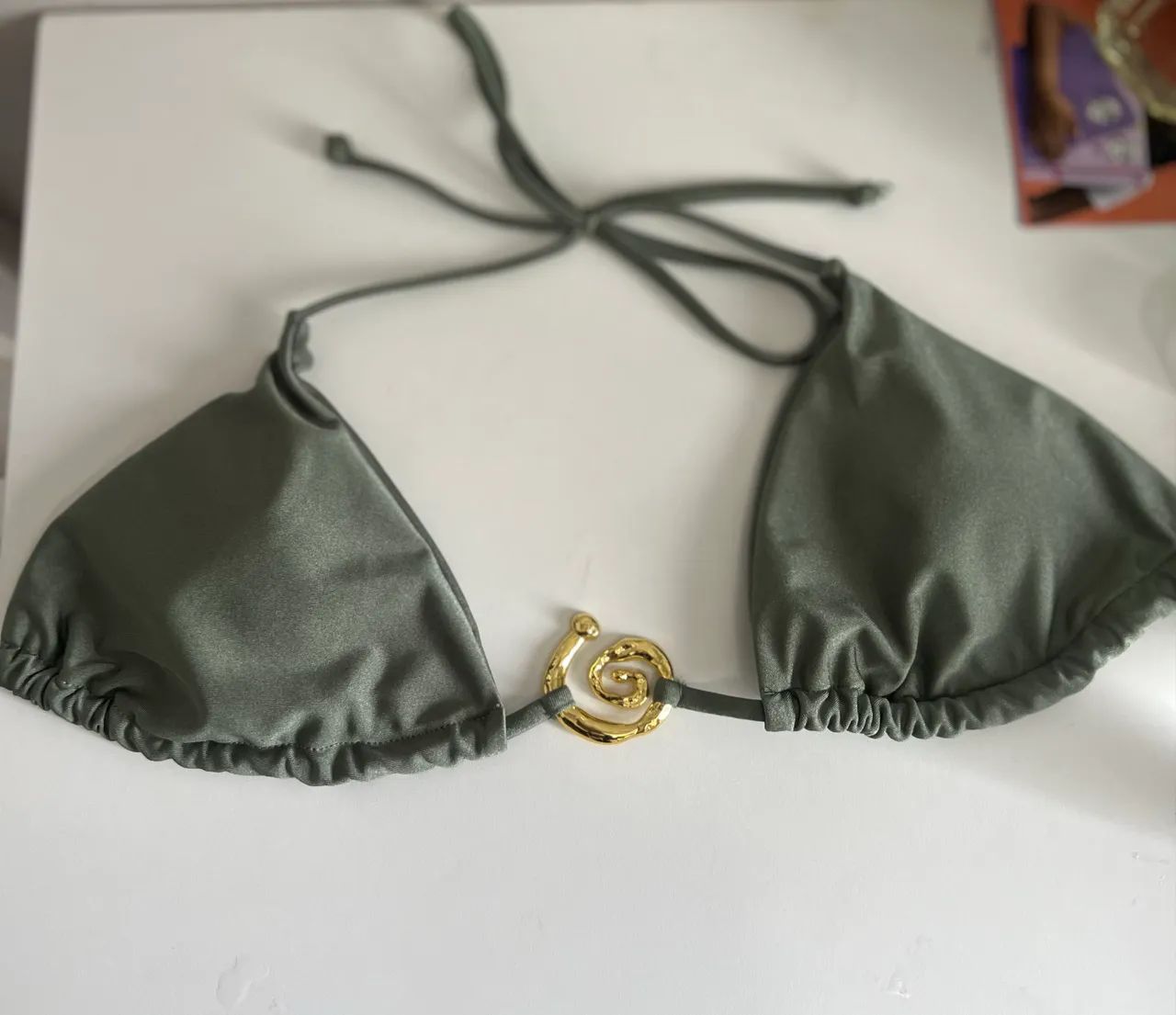 Biquíni verde musgo com detalhes dourado