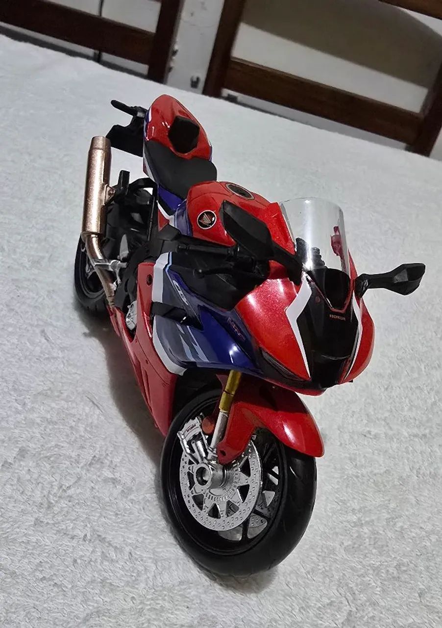 Moto miniatura Honda CBR1000RR-R Fireblade vermelha  - Foto 2
