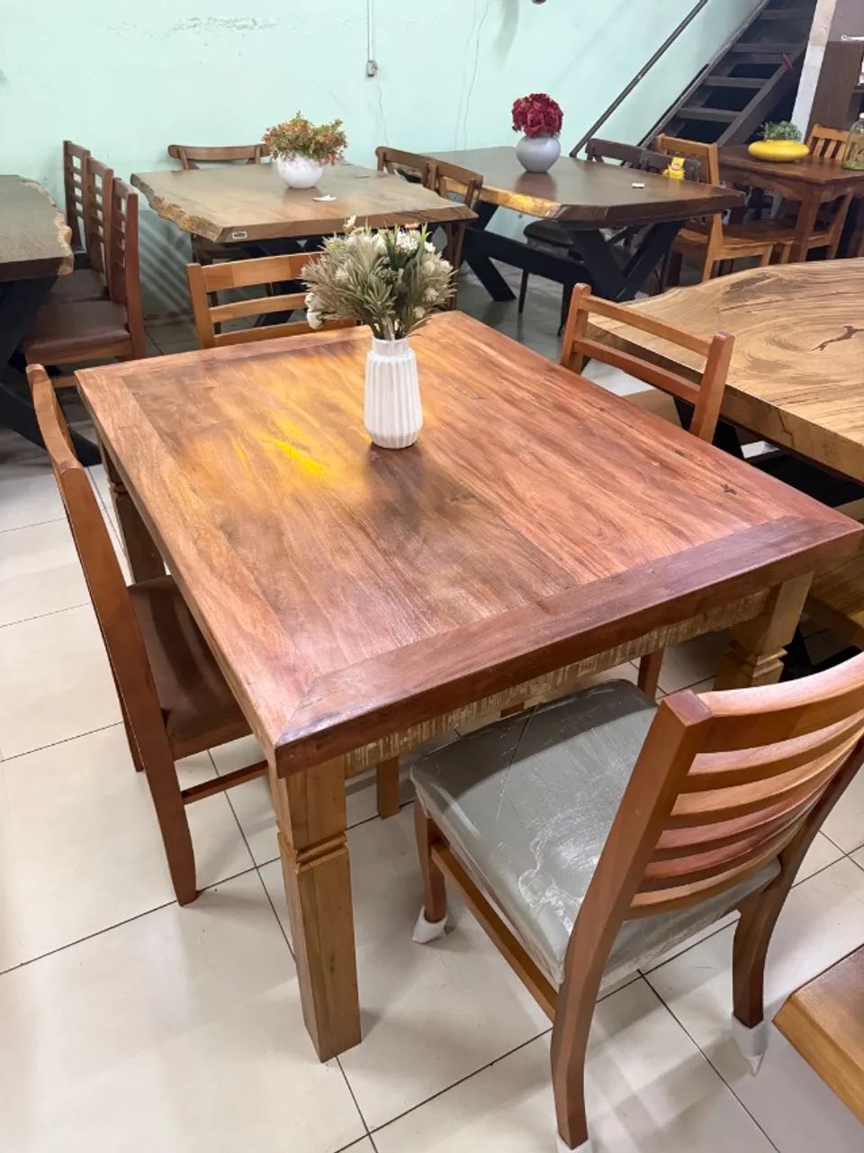 Mesa de madeira com 4 cadeiras  - Foto 2
