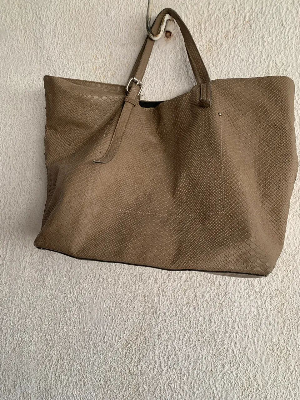Bolsa de couro sintético  com algumas marcas de udo - Foto 2