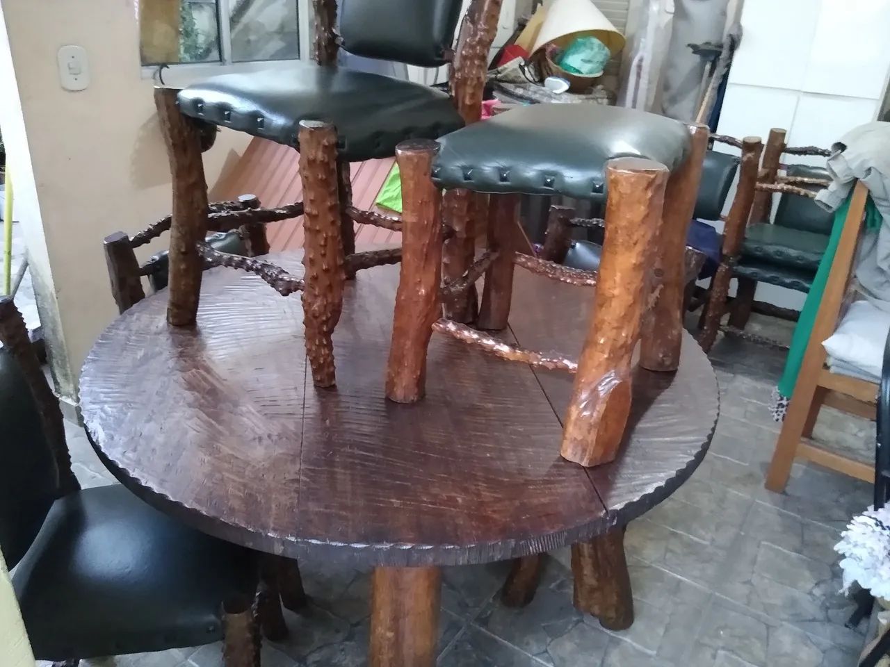 Mesa rustica (madeira, jabuticabeira) 6 cadeiras estofadas ,2 banquetas - Foto 2