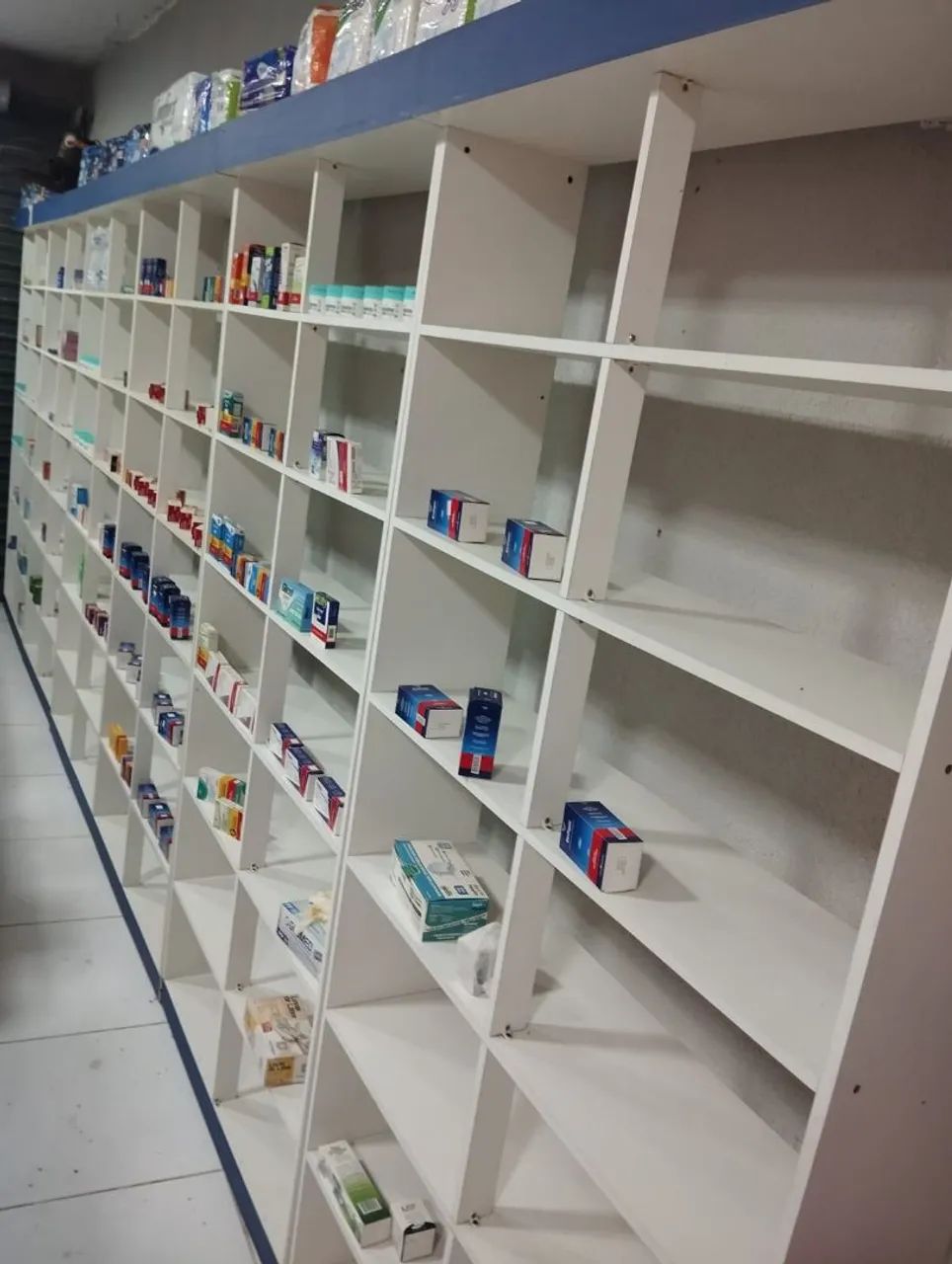 VENDE-SE MOBILIA E ESTRUTURA COMPLETA DE FARMÁCIA  - Foto 3