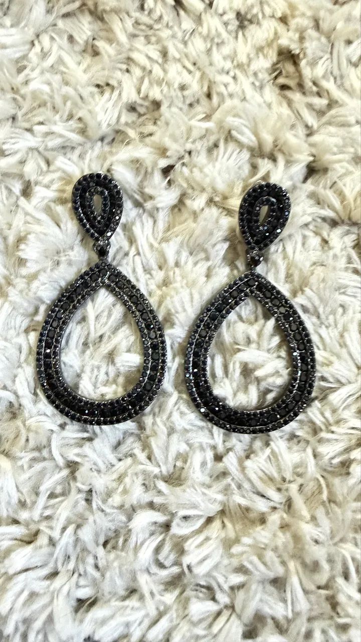 Brinco em ródio negro com microzirconias negras