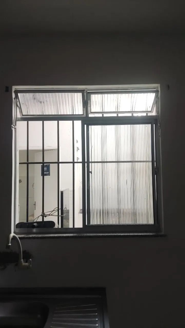 Janela de alumínio com grade de proteção integrada - Foto 2