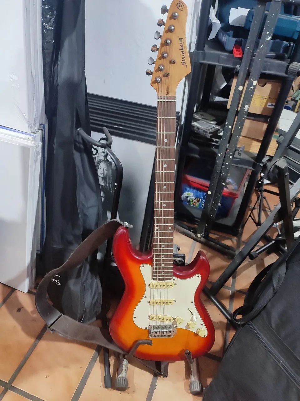 Guitarra Strinberg com capa e alça Basso 