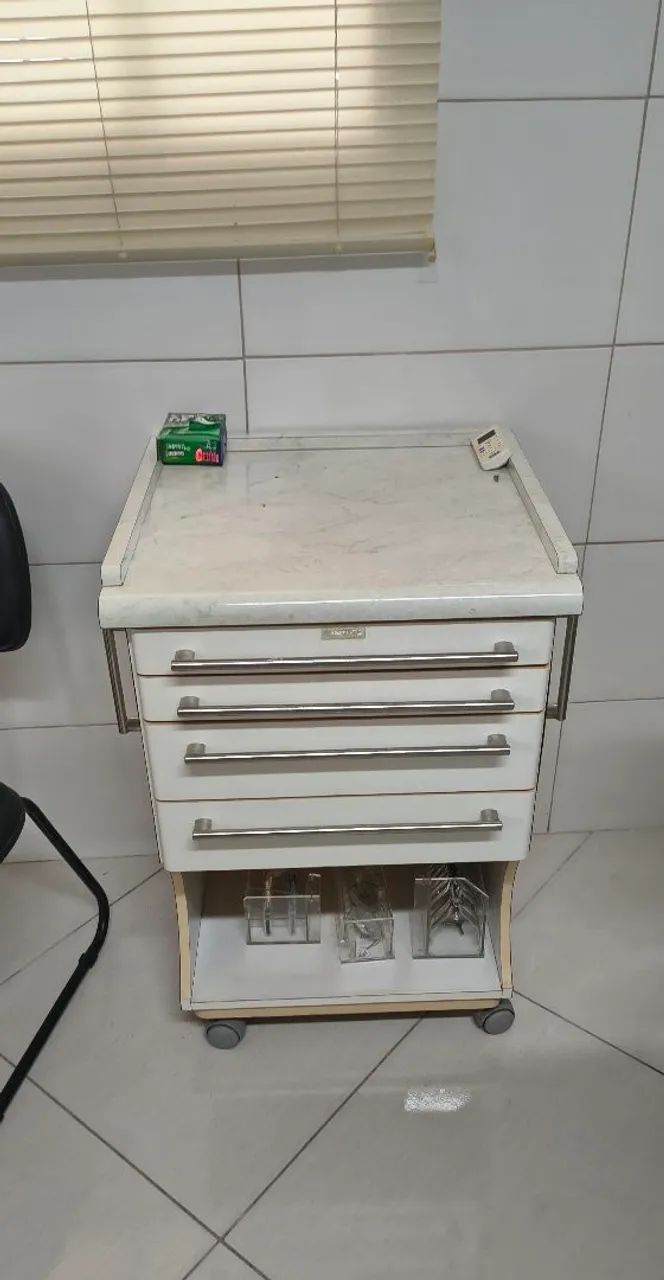Kit de cadeira odontológica, mocho e equipamento para diagnóstico, compressor e armários.  - Foto 2