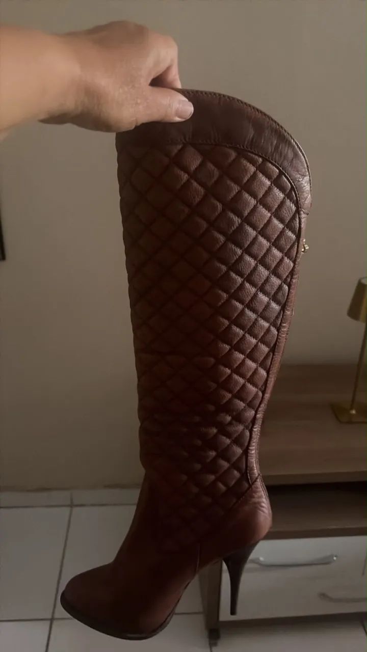 Bota em couro legítimo 