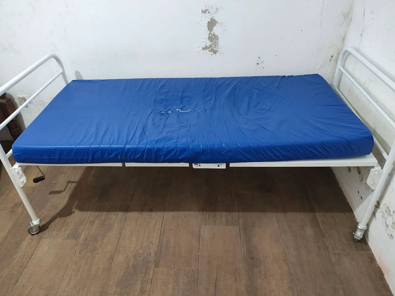 vendo cama hospitalar/com colchão  - Foto 5