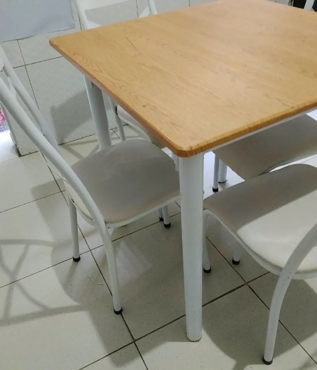 Mesa tampo granito 4 cadeiras plotado com vinil amadeirado - Foto 2