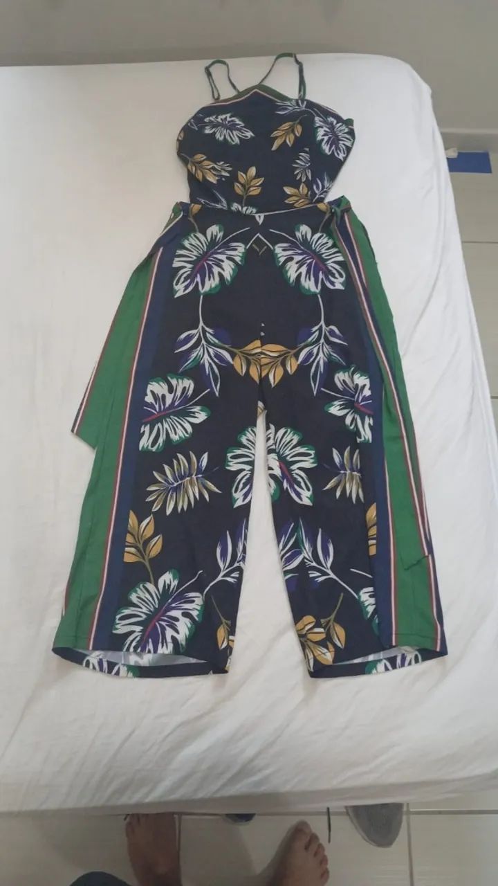 Macacão Pantacourt Estampado Folhagem Azul Marinho e Verde com Amarração